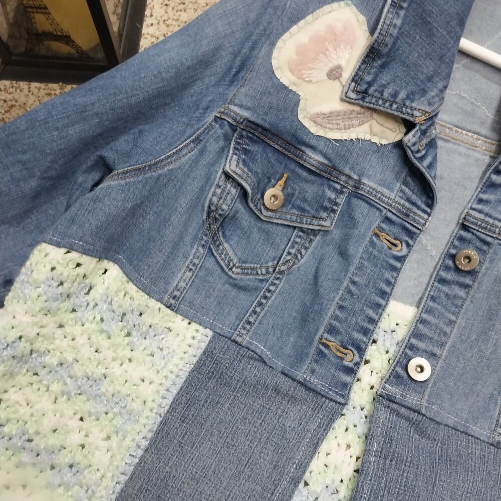 3757 Size 4/2X Upcycled Torrid Jean Tunic with Crochet Trim and Appluque Flowers - Picture 3 of 9